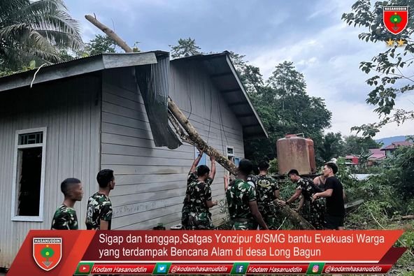 Sigap dan tanggap Satgas Yonzipur 8/SMG bantu Evakuasi Warga yang terdampak Bencana Alam di desa Long Bagun