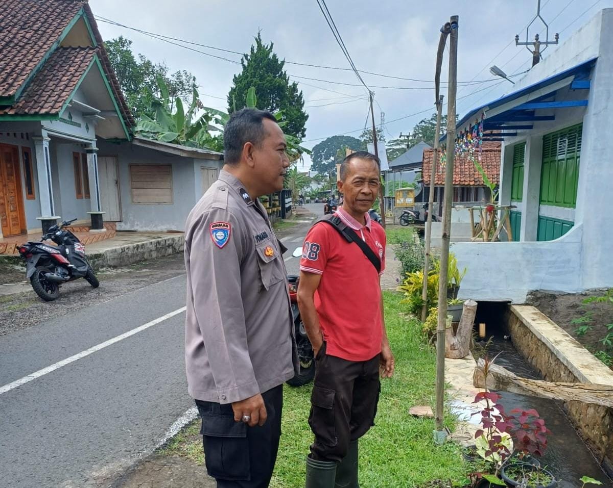 Datang ke Pemukiman, Anggota Polsek Ciamis Koorkom Kamtibmas ke Warga Gunung Sari Jelang Pilkada Serentak