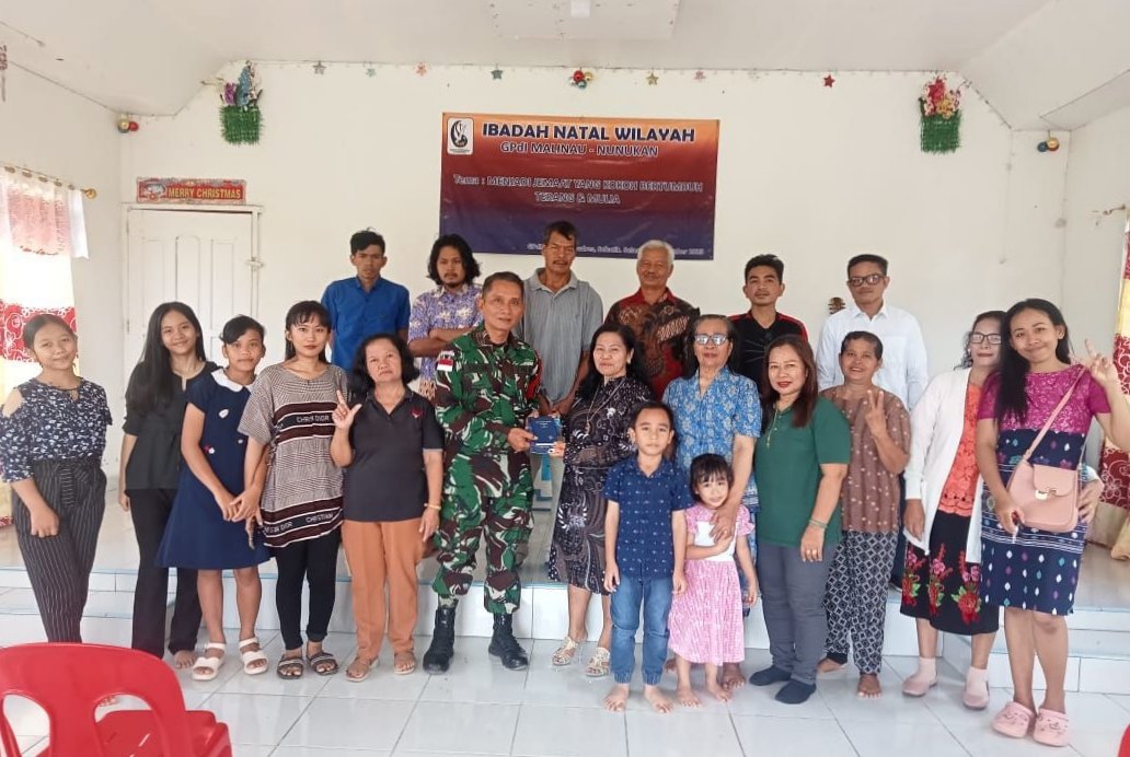 Satgas Pamtas Yonarmed 11 Kostrad Bagikan Alkitab dan Bacaan Rohani untuk Gereja Katolik di Sebatik Barat