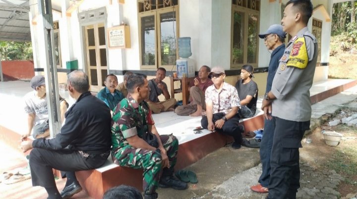 Soliditas Polri Hadapi Pilkada 2024 Polsek dan Koramil Cijeungjing Cooling System ke Warga