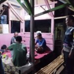 Perkuat Sinergitas Polsek Cijeungjing Polres Ciamis Beri Binluh ke Warga Ciharalang Saat Ngeronda