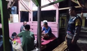 Perkuat Sinergitas Polsek Cijeungjing Polres Ciamis Beri Binluh ke Warga Ciharalang Saat Ngeronda