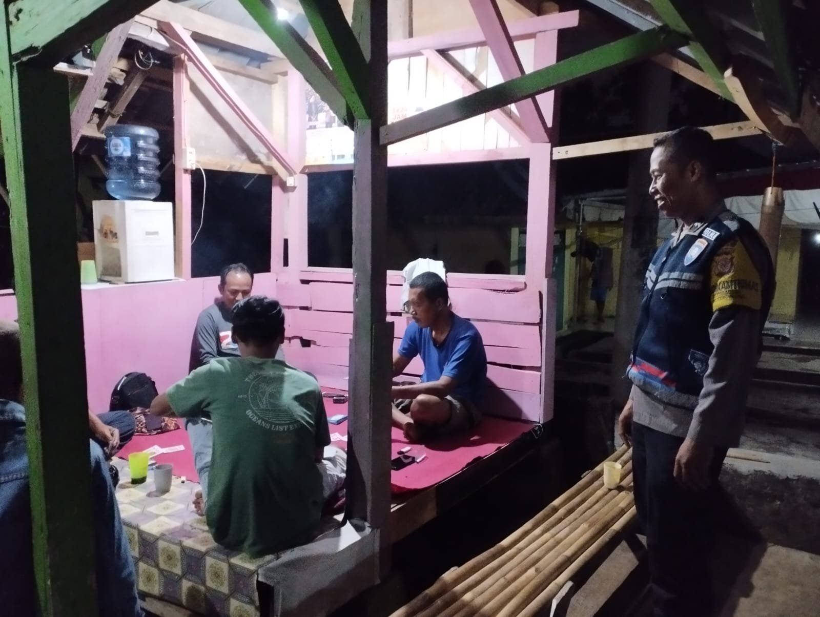 Perkuat Sinergitas Polsek Cijeungjing Polres Ciamis Beri Binluh ke Warga Ciharalang Saat Ngeronda