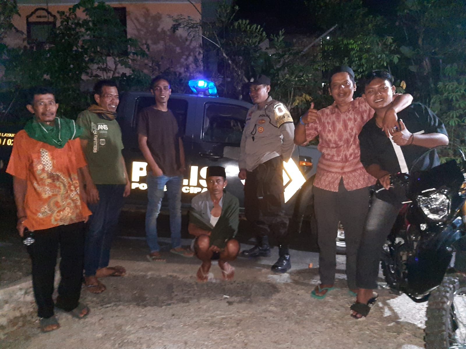 Humanis Polsek Cipaku Polres Ciamis Patroli Dialogis ke Pemukiman Warga Saat Malam Hari