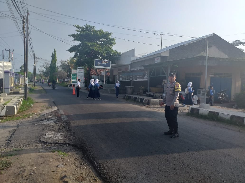 Pengaturan Lalu Lintas Pagi Polsek Lakbok Polres Ciamis Pelayanan Masyarakat di Depan Sekolah