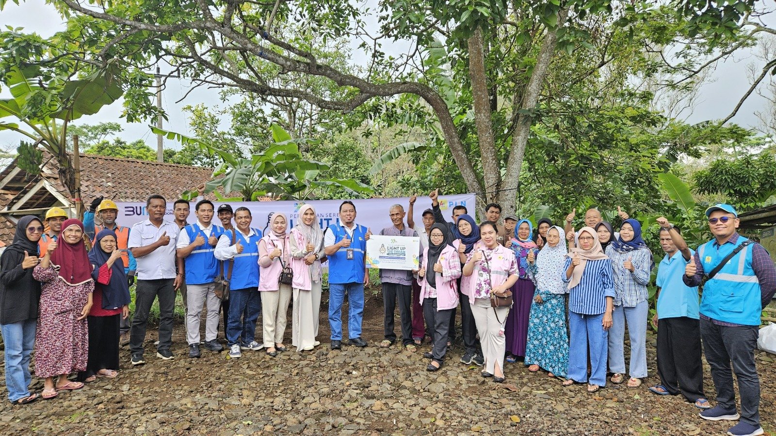 PERAN BUMN DALAM MEMPERINGATI HARI SUMPAH PEMUDA: PLN UP3 TASIKMALAYA BERSAMA SRIKANDI DAN YBM PLN TERANGI RUMAH WARGA