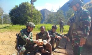 Komsos Satgas Habema Disambut Gembira Warga Kimak Komsos Satgas Habema Disambut Gembira Warga Kimak