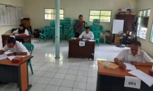 Polsek Cikoneng Polres Ciamis Bersiaga Saat Proses Seleksi Calon Perangkat Desa Sukaresik