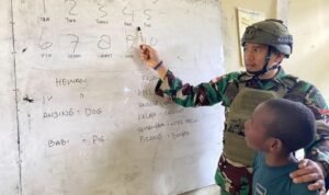 Peduli Pendidikan, Satgas Pamtas Yonif 432 Kostrad  Berikan Pelajaran Bahasa Inggris untuk Anak-Anak Papua di Distrik Dal