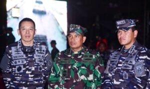 DI MONAS, DANKORMAR DAMPINGI KASAL TINJAU PASUKAN UPACARA HUT TNI