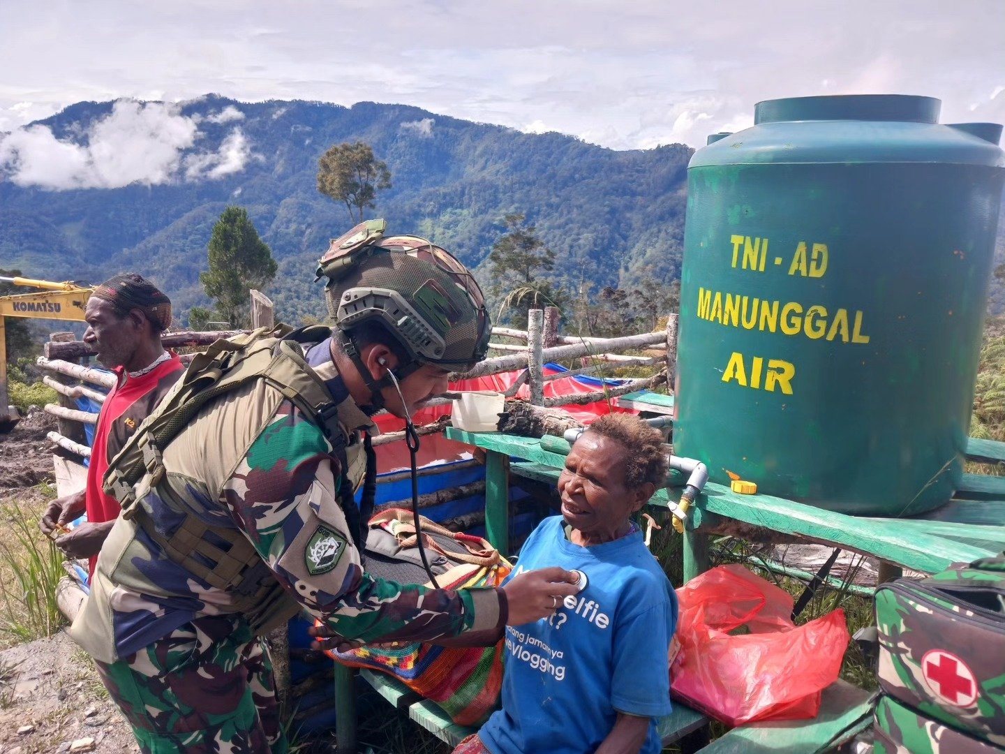 Satgas Yonif 509 Kostrad Pos Langit Bilogai Berikan Pengobatan Gratis dan Sosialisasi Hidup Bersih kepada Masyarakat