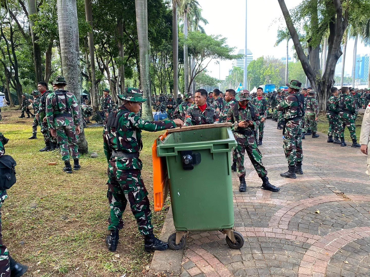 Sederhana dan Menginspirasi, Prajurit Yonkes 2 Kostrad bersih - bersih di Silang Monas