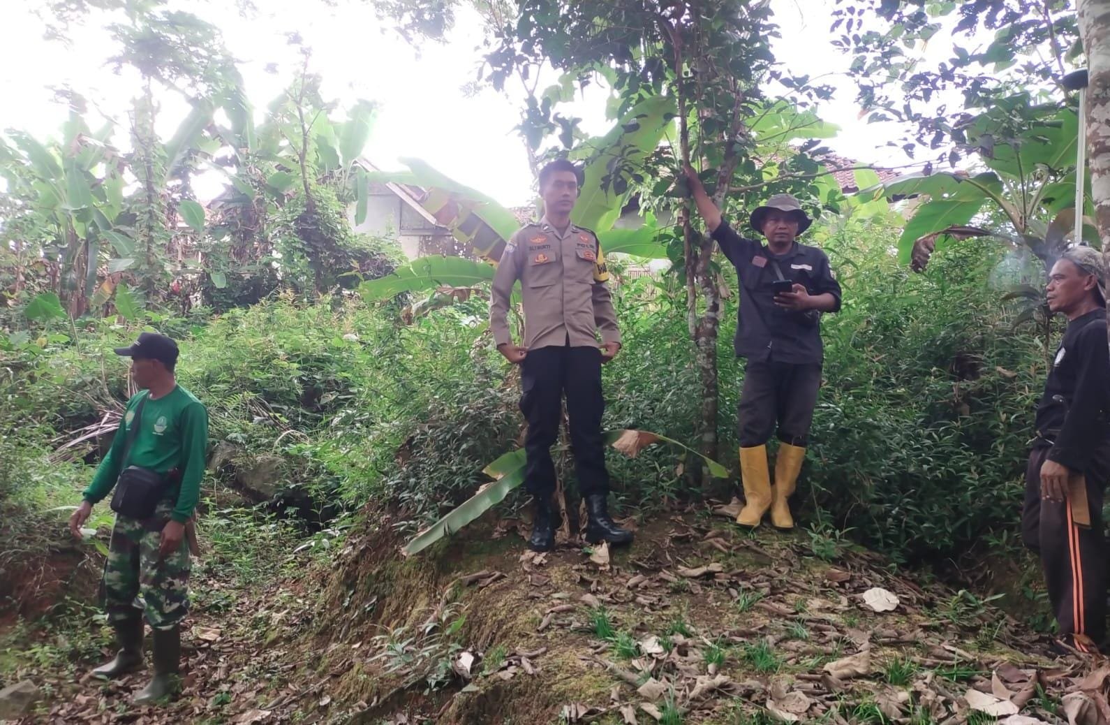 Polsek Cisaga Polres Ciamis Proses Pengukuran Tanah Program PTSL di Desa Tanjungjaya