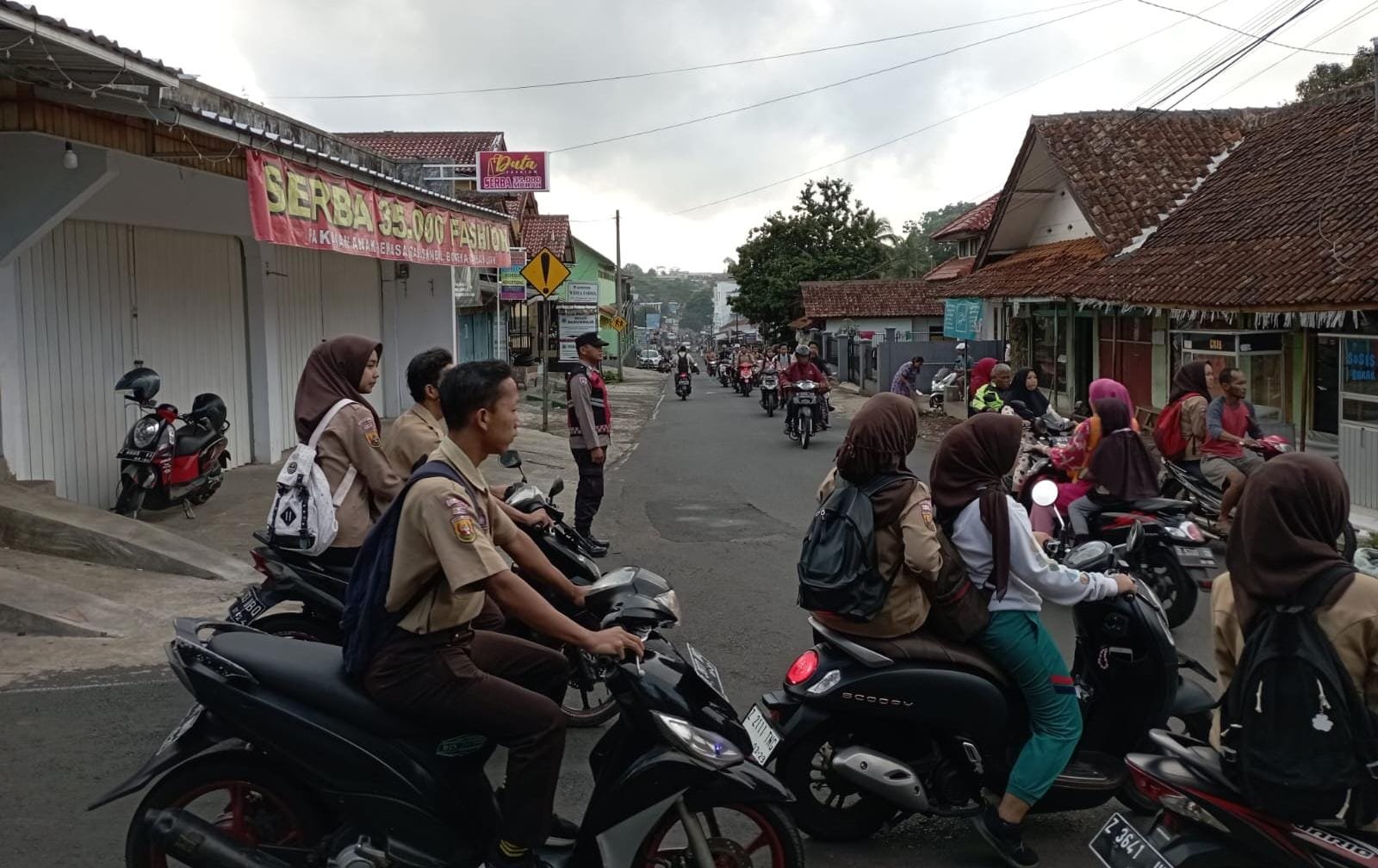 Pelayanan Masyarakat, Polsek Kawali Siagakan Personel di Jalur Padat Bantu Orang Menyebrang