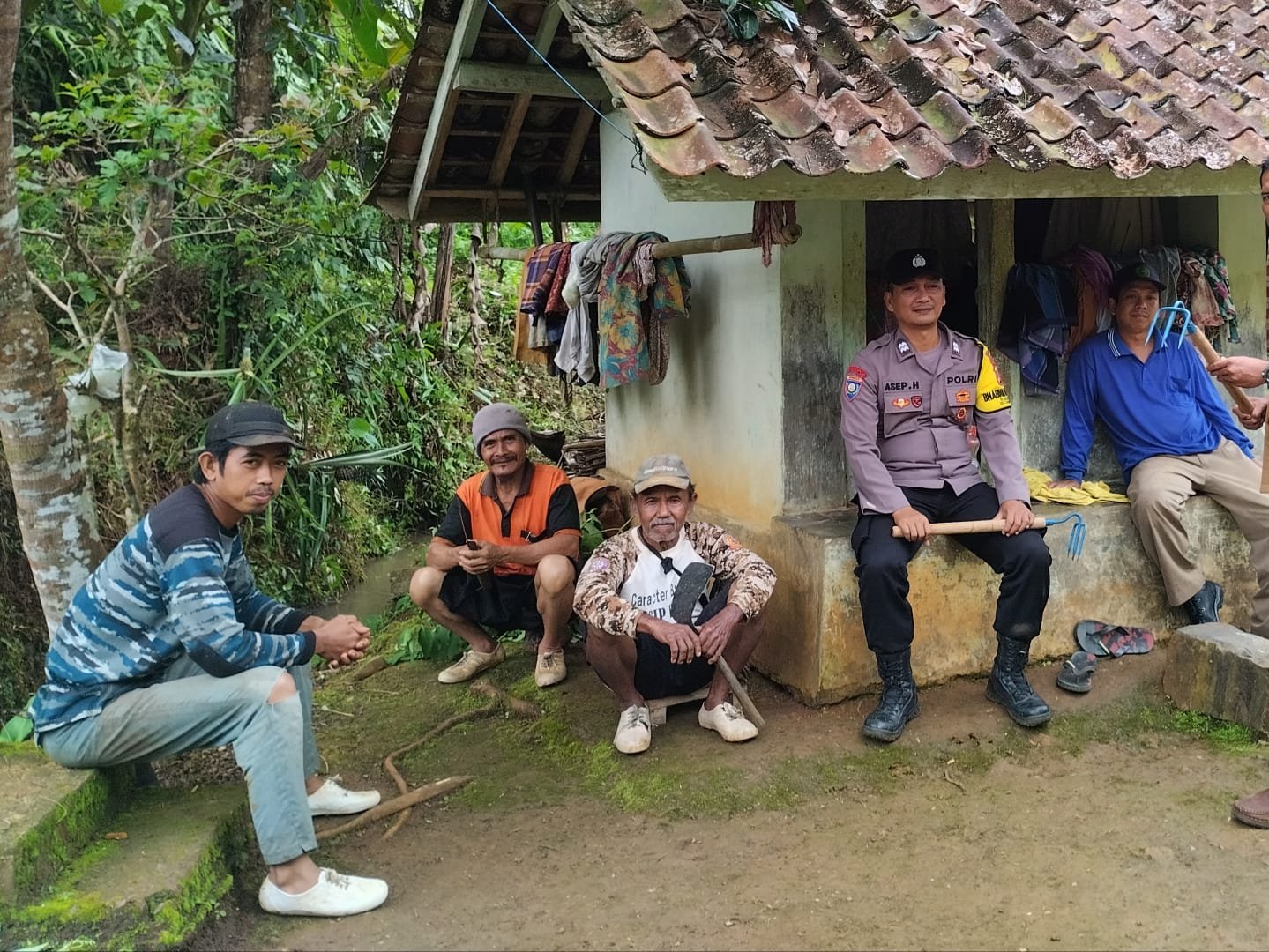 Anggota Polsek Panumbangan Cooling System ke Desa Kertaharja