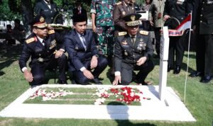 Jelang Hut Ke- 79 TNI, Kapolda Jabar Ziarah di TMP Cikutra Bandung