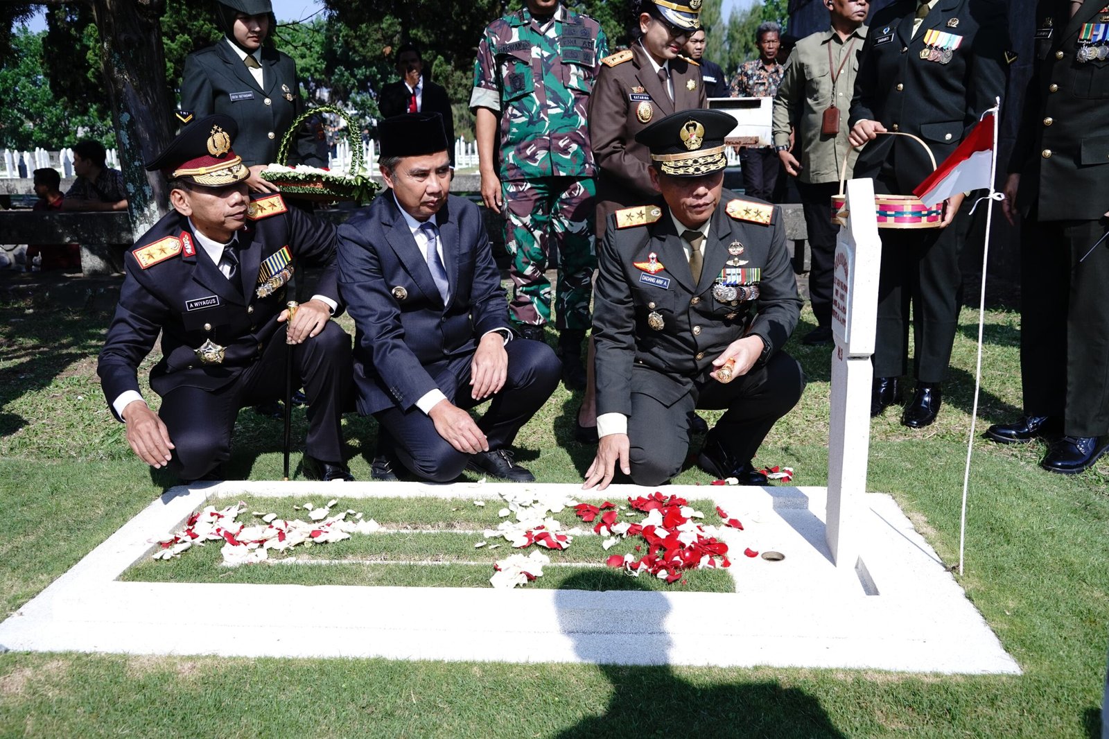 Jelang Hut Ke- 79 TNI, Kapolda Jabar Ziarah di TMP Cikutra Bandung