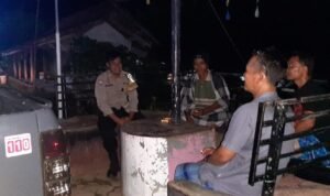 Humanis, Polsek Cipaku Polres Ciamis Patroli Dialogis ke Pemukiman Warga Saat Malam Hari