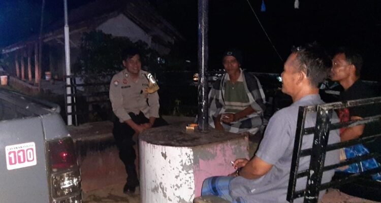 Humanis, Polsek Cipaku Polres Ciamis Patroli Dialogis ke Pemukiman Warga Saat Malam Hari