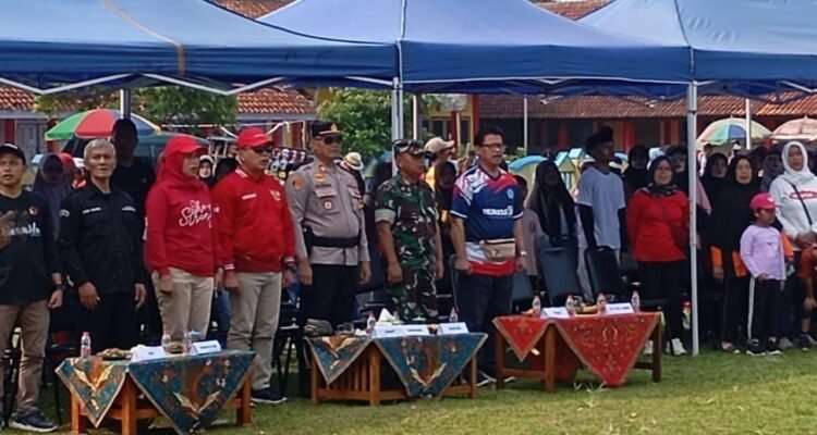 Kapolsek Cikoneng Hadiri Jalan Sehat Semarak Pilkada Serentak Tingkat Kecamatan Sindangkasih