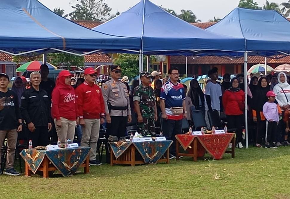 Kapolsek Cikoneng Hadiri Jalan Sehat Semarak Pilkada Serentak Tingkat Kecamatan Sindangkasih