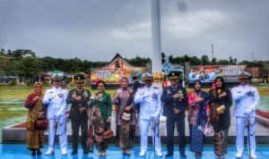 DIGUYUR HUJAN, UPACARA HUT TNI DI BIAK BERLANGSUNG KHIDMAT DIGUYUR HUJAN, UPACARA HUT TNI DI BIAK BERLANGSUNG KHIDMAT