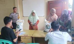 Sinergitas TNI-Polri, Polsek Ciamis Polres Ciamis Awasi Distribusi Beras ke Warga Desa Sadananya Sinergitas TNI-Polri, Polsek Ciamis Polres Ciamis Awasi Distribusi Beras ke Warga Desa Sadananya