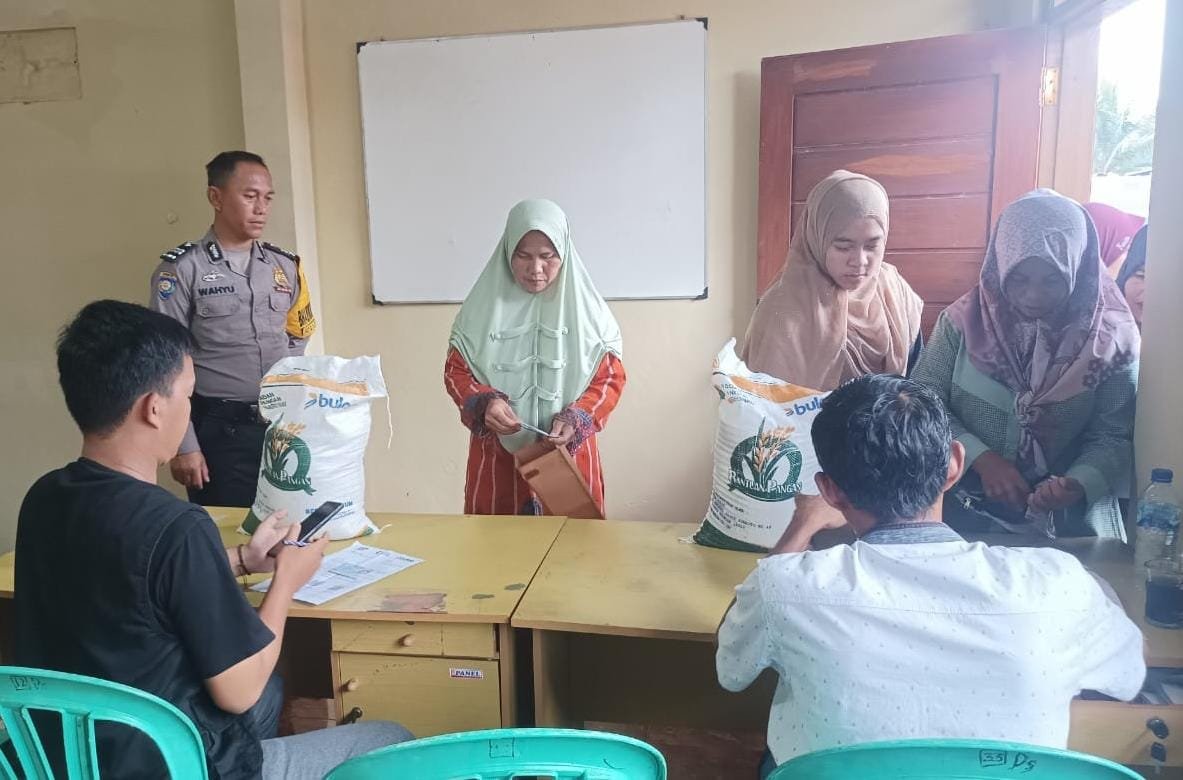 Sinergitas TNI-Polri, Polsek Ciamis Polres Ciamis Awasi Distribusi Beras ke Warga Desa Sadananya