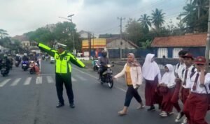 Pelayanan Masyarakat, Kapolsek Cikoneng Turun Langsung Ngatur Lalin di Jalur Padat dan Rawan