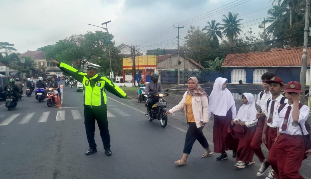 Pelayanan Masyarakat, Kapolsek Cikoneng Turun Langsung Ngatur Lalin di Jalur Padat dan Rawan