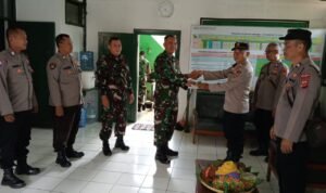 Sinergitas TNI-Polri, Polsek Rancah Beri Kejutan ke Koramil 1310/Rancah di Momen HUT TNI ke-79