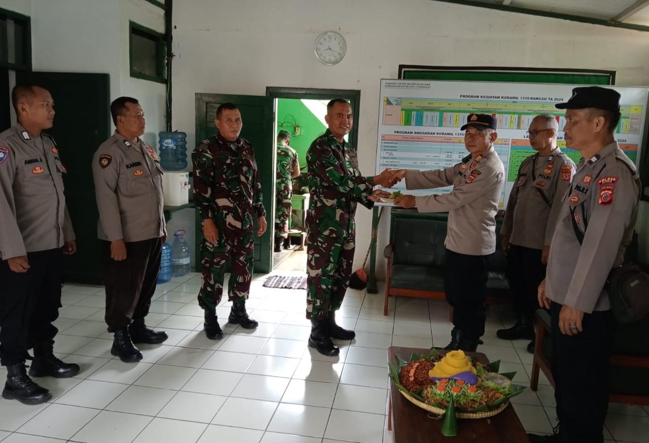 Sinergitas TNI-Polri, Polsek Rancah Beri Kejutan ke Koramil 1310/Rancah di Momen HUT TNI ke-79