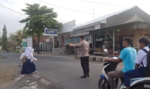 Bantu Anak Menyebrang, Polsek Lakbok Polres Ciamis Pelayanan Masyarakat di Depan Sekolah
