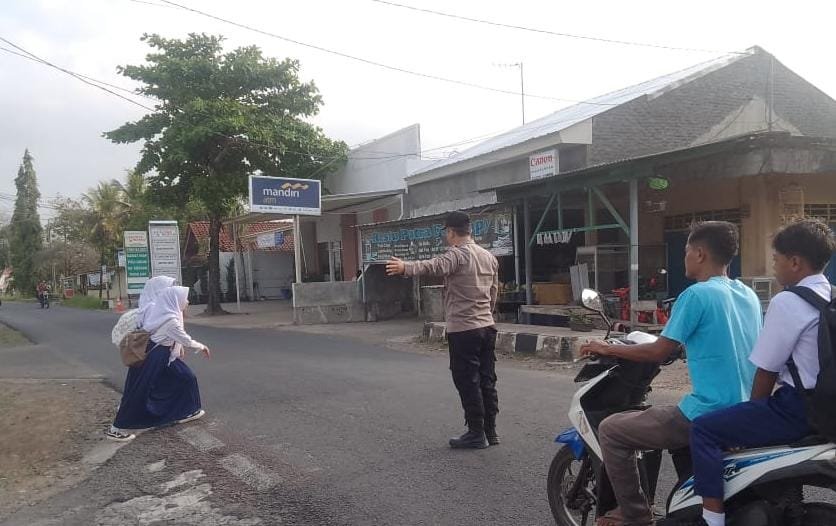 Bantu Anak Menyebrang, Polsek Lakbok Polres Ciamis Pelayanan Masyarakat di Depan Sekolah