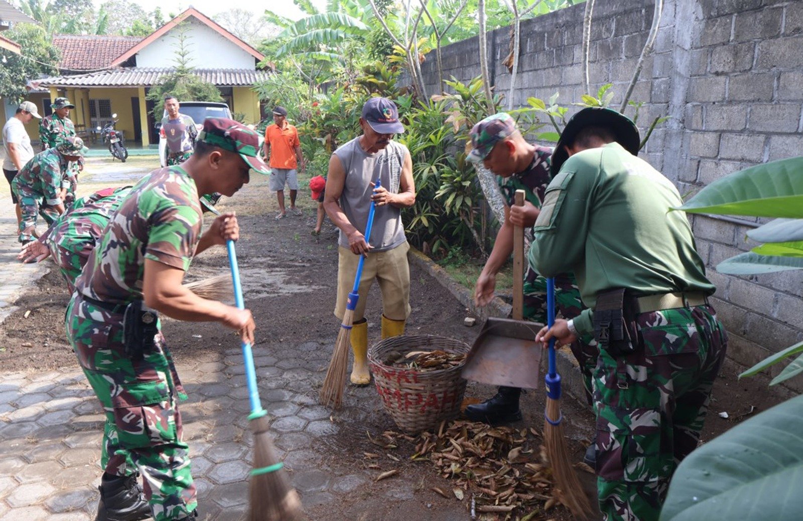 Karya Bakti HUT TNI Ke – 79, Kodim 0808/Blitar Sasar Rumah Ibadah