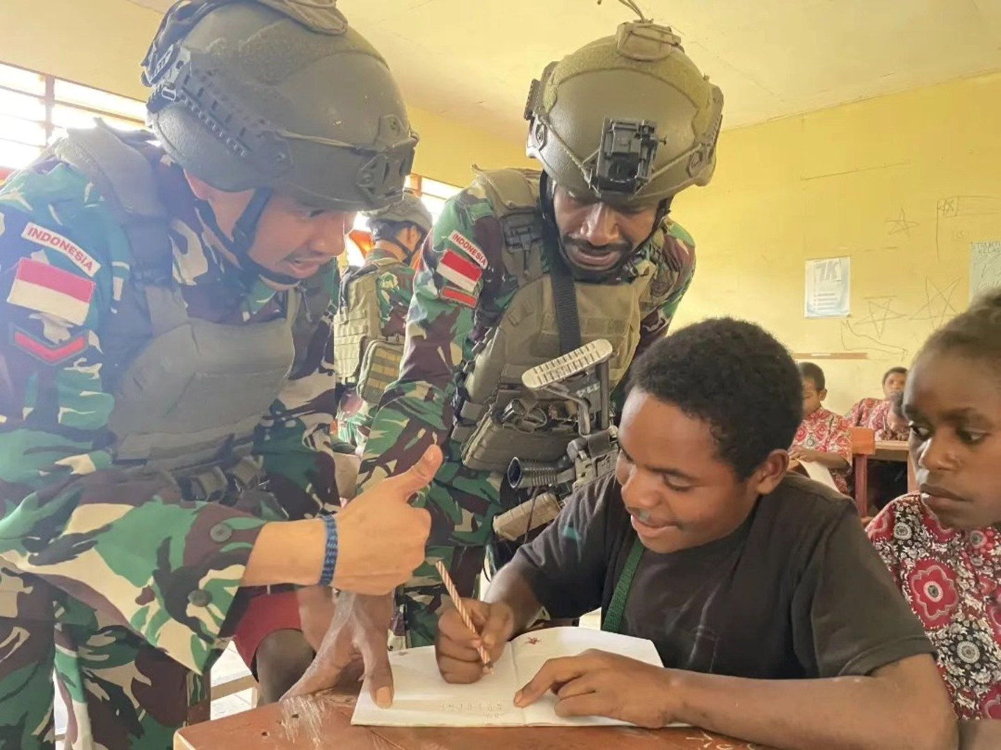 Peduli Pendidikan, Satgas Pamtas Yonif 432 Kostrad  Berikan Pelajaran Bahasa Inggris untuk Anak-Anak Papua di Distrik Dal