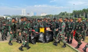 Sederhana dan Menginspirasi, Prajurit Yonkes 2 Kostrad bersih - bersih di Silang Monas