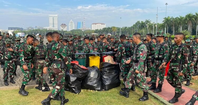 Sederhana dan Menginspirasi, Prajurit Yonkes 2 Kostrad bersih - bersih di Silang Monas