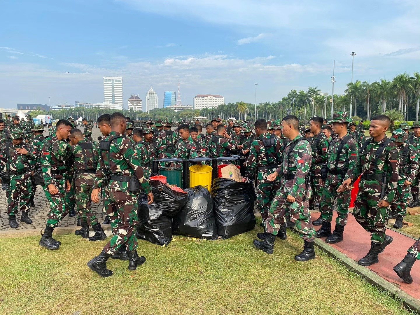 Sederhana dan Menginspirasi, Prajurit Yonkes 2 Kostrad bersih - bersih di Silang Monas