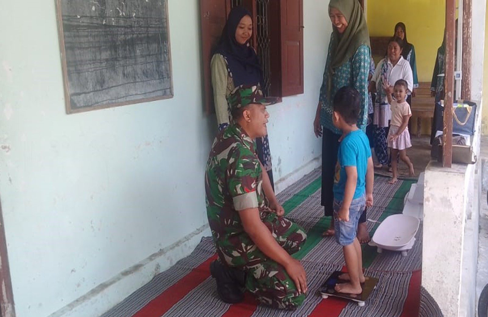 Dampingi Posyandu, Bukti Nyata Babinsa Peduli Kesehatan Warganya Terutama Balita dan Lansia