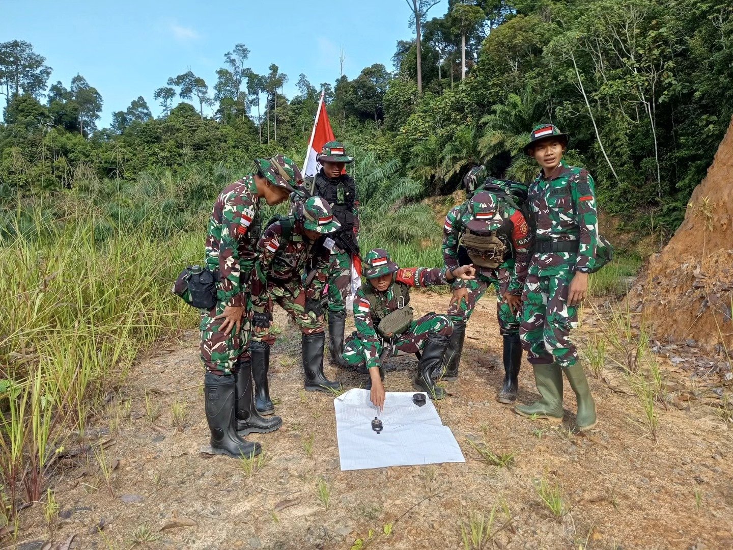 Satgas Pamtas Yonarmed 11 Kostrad Pos Gabma Simanggaris Laksanakan Patroli Patok di Perbatasan RI-Malaysia