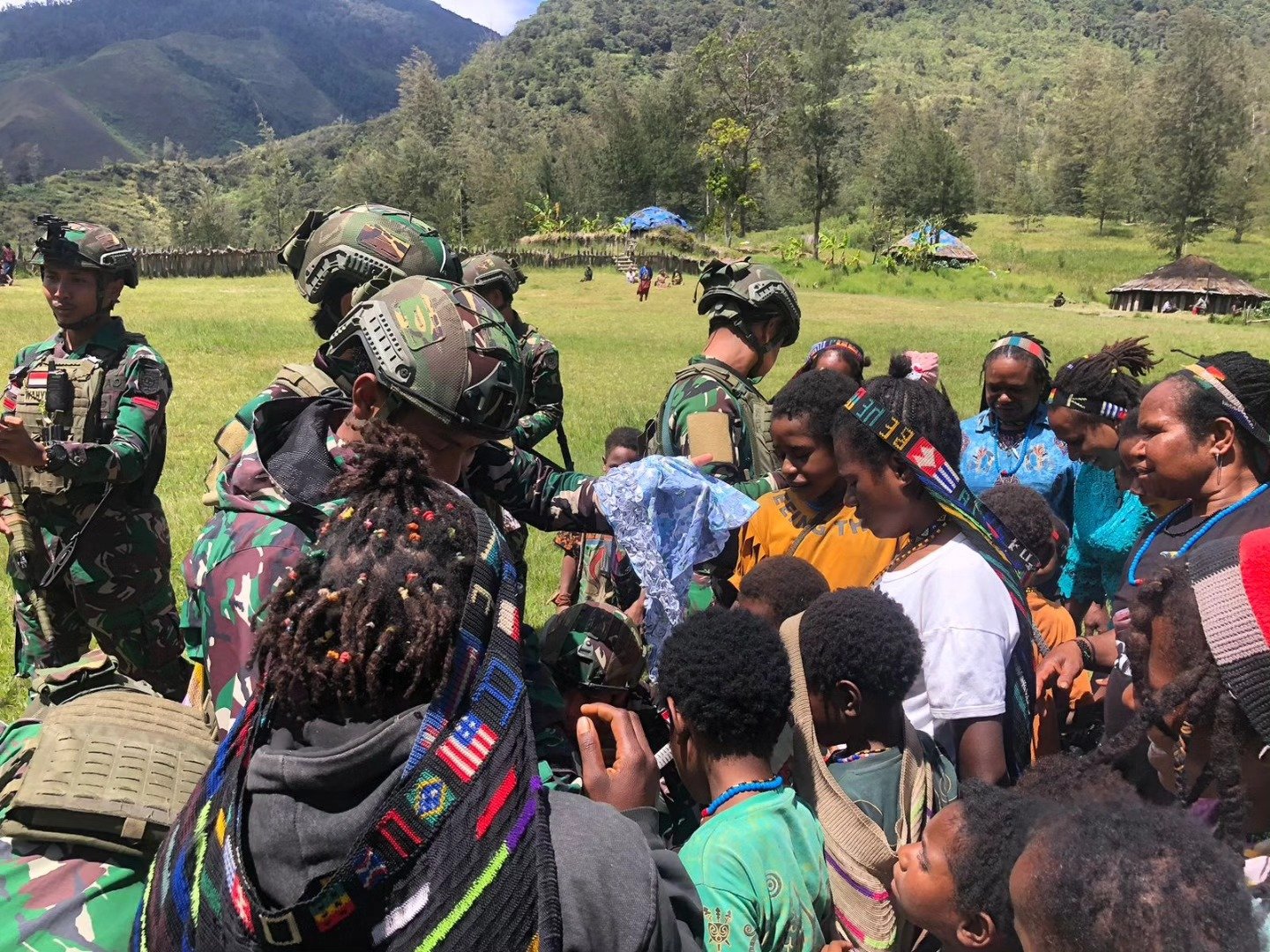 Minggu Berkah Satgas Yonif 323 Membagikan Pakaian Untuk Anak-Anak Pedalaman Papua Tengah