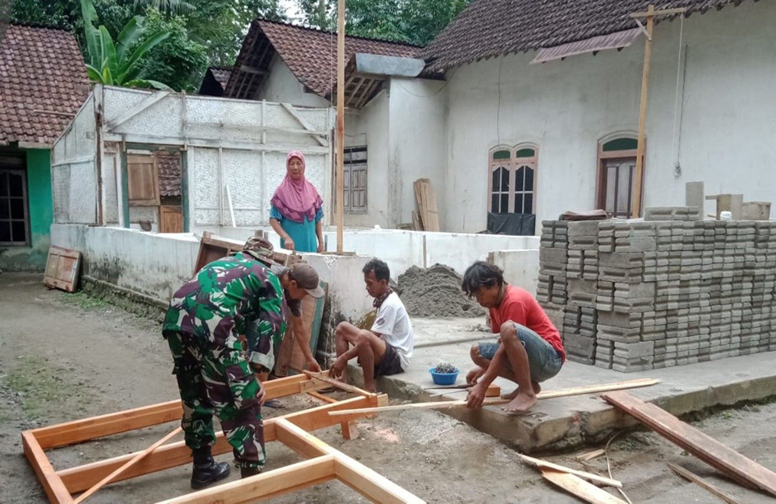 Kepedulian Babinsa Desa Bangsri Di Wilayah, Bantu Warga Bangun rumah Ibu Wagiyem