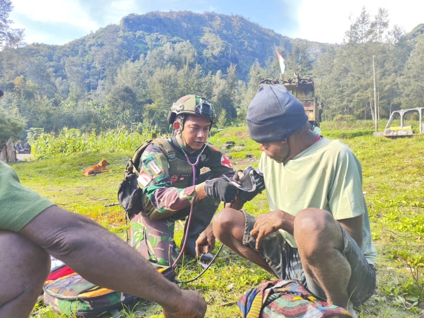 Hadir untuk Masyarakat, Satgas Yonif 323 Laksanakan Komsos dan Pelayanan Kesehatan