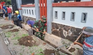 Ciptakan Lingkungan Bersih, Babinsa Koramil 0808/20 Sananwetan Kerja Bakti Bersama Warga