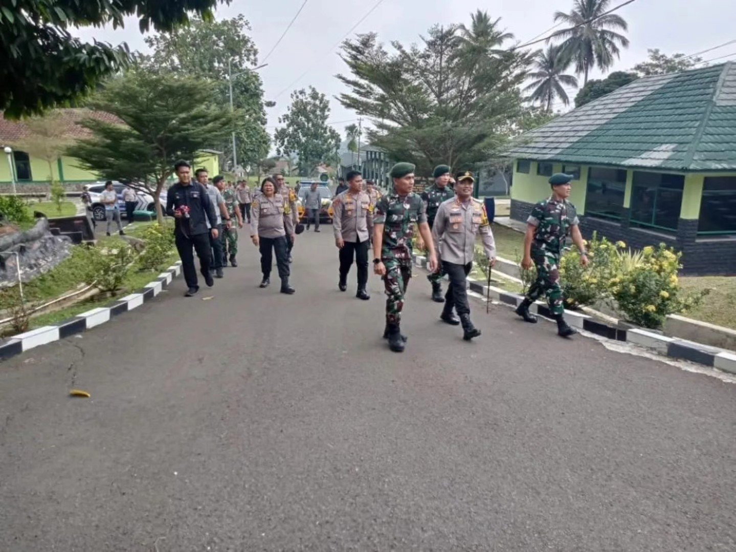 Kapolres Pandeglang Berkunjung ke Mako Yonif 320/BP Kostrad dalam Rangka HUT Ke-79 TNI
