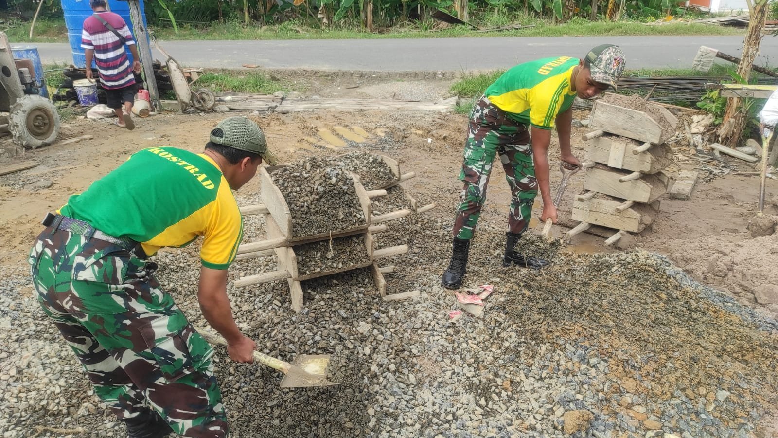 Bentuk Kepedulian Satgas Pamtas Yonarmed 11 Kostrad Bantu Pembuatan Rumah di Perbatasan