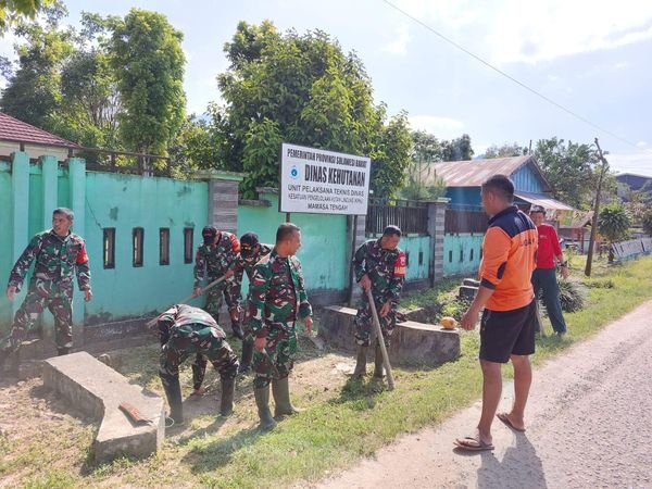 Babinsa Koramil 1428-02/Sumarorong melaksanakan Kerja Bakti Bersama Masyarakat