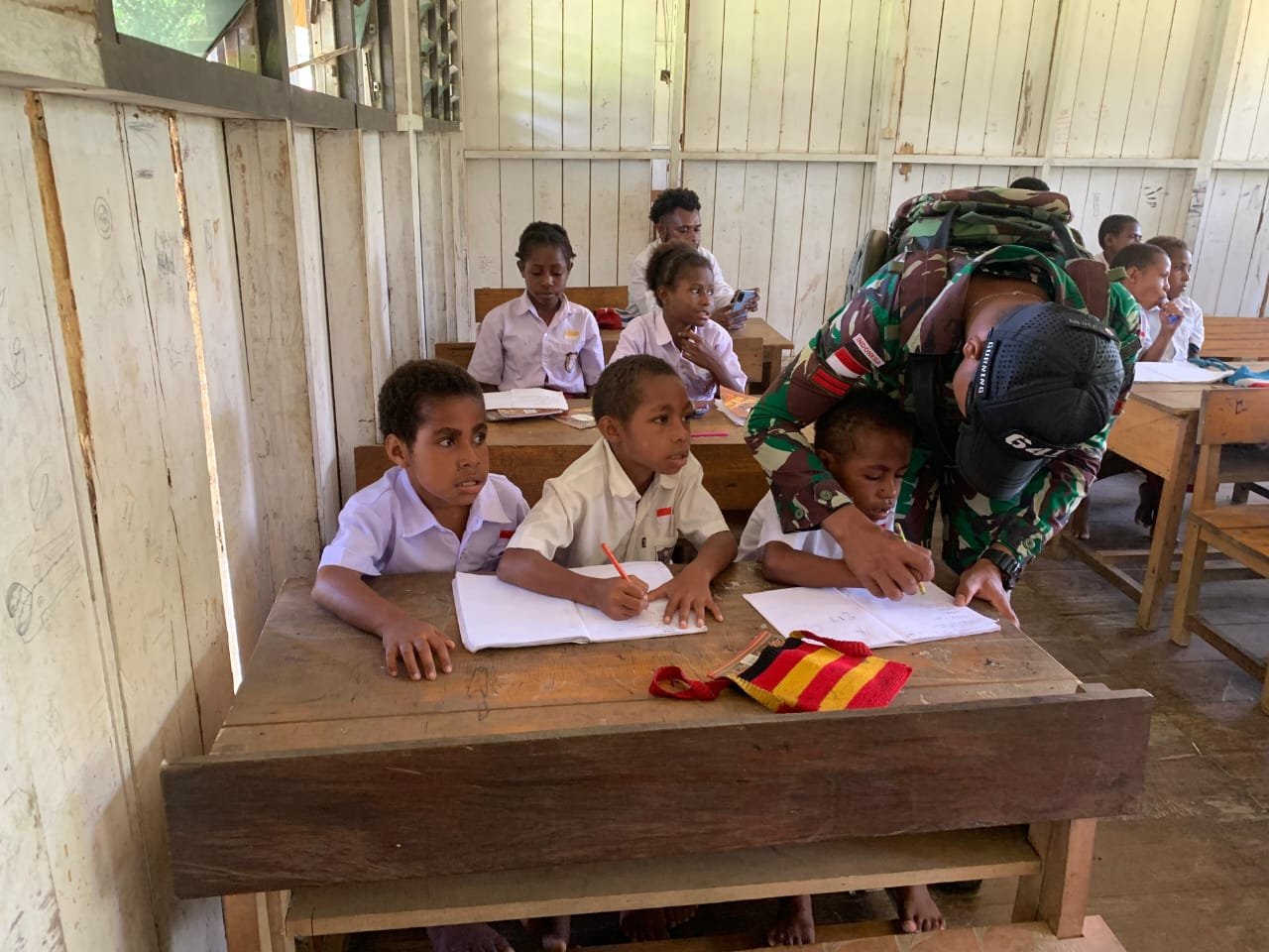 Program Satgas Yonif 641/Beruang Memupuk Motivasi Siswa SDN Distrik Benawa Untuk Belajar