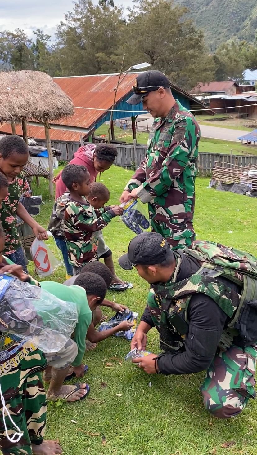 SATGAS YONIF 614/RJP TEBAR KEBAIKAN DENGAN MEMBAGIKAN PULUHAN SANDAL, SUSU DAN MAKANAN UNTUK ANAK - ANAK PAPUA